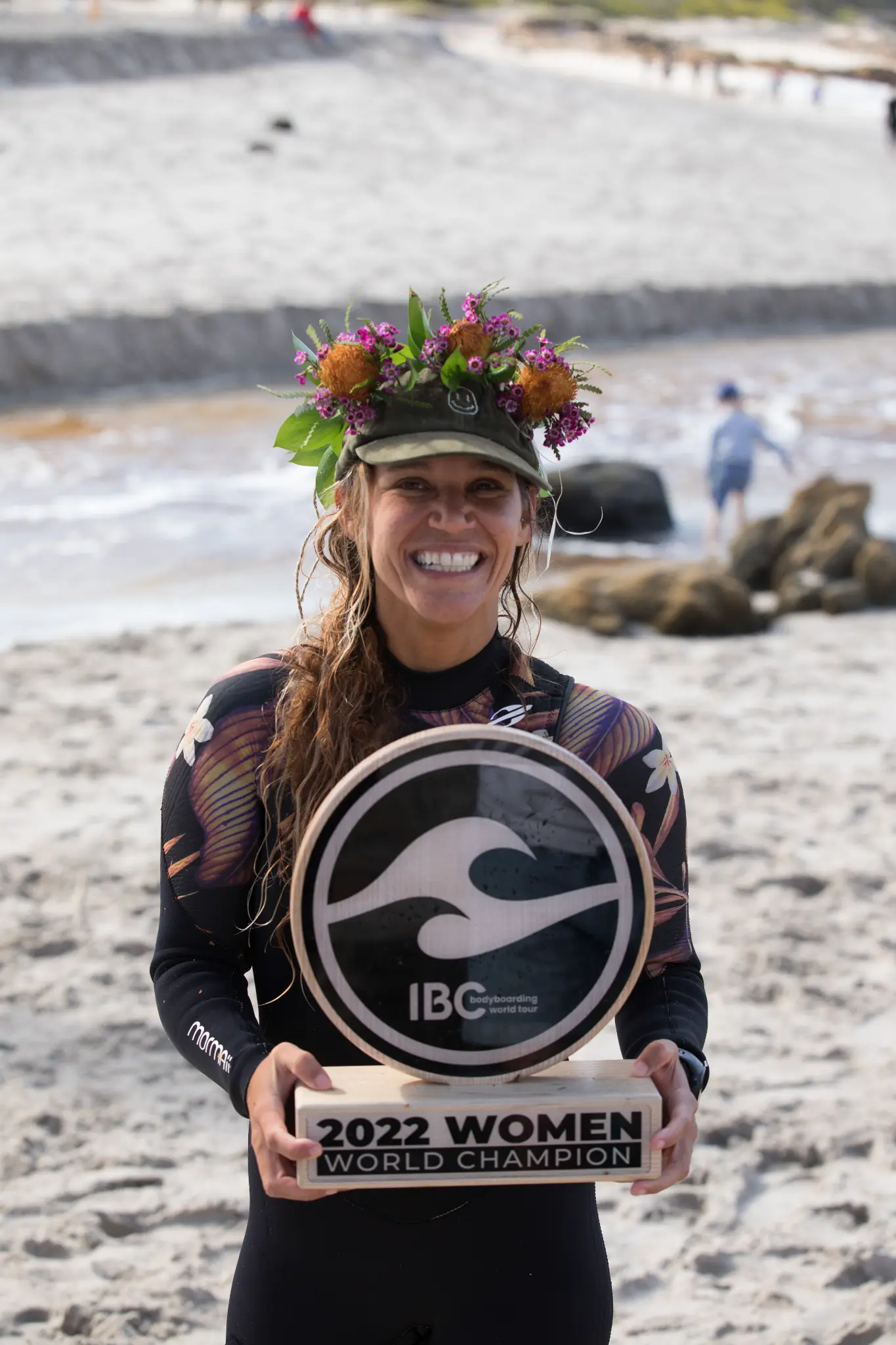 Isabela Sousa com troféu de campeã mundial de bodyboard